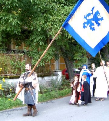 Šermířské loučení s létem -Průvod pod korouví paní z Rotštejna z Klokočí ku hradu 08/2006