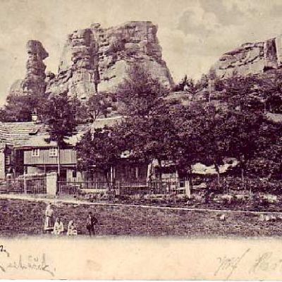 Dědečkova hospoda v Osadě Rotštejn. v pozadí hrad Rotštejn  pohlednice 1922?