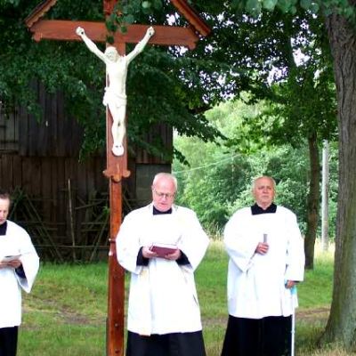 požehnání křížku -Z Bohoslužby na Dubecku  -07/2005