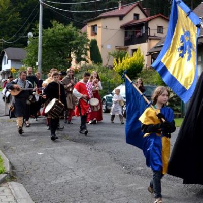 Průvod z hradu do vsi  23.8.2014