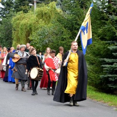 Z průvodu pod korouhví ku hradu 23.8.2014