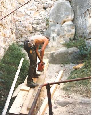 Příprava na provizorní zakrytí studny -1993